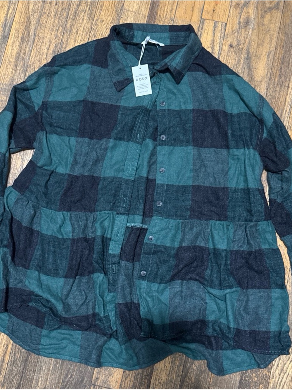 American Eagle Outfitters Green and Black Plaid Button-Up Shirt